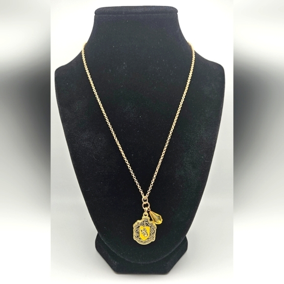 ๐ข3/$19๐ข Licenced Warner Bros HUFFLEPUFF Harry Potter Necklace - Picture 1 of 3